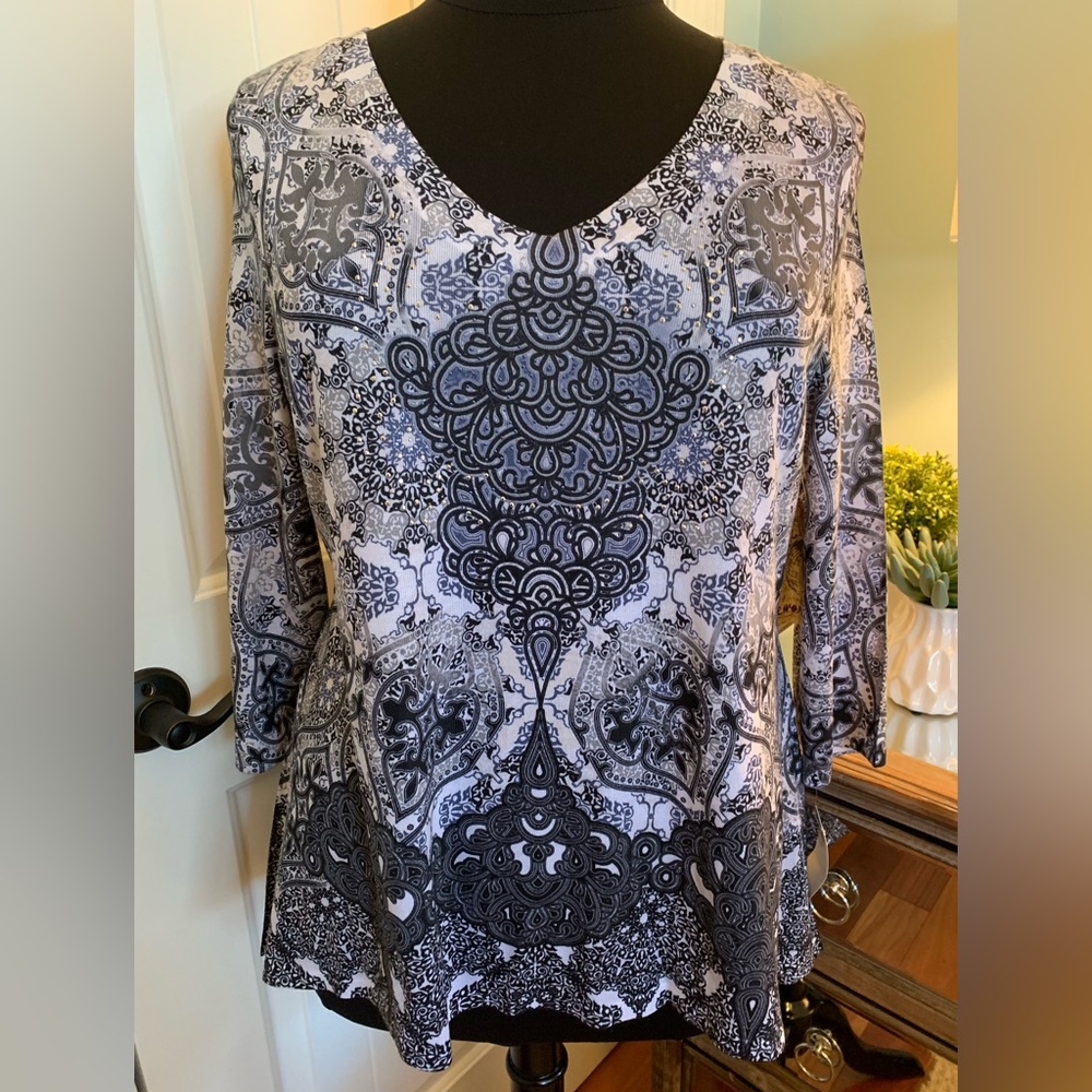 One World, Womans V-Neck Top, Pleated Back, Sequins, 3/4 Sleeve, Dark Multi, 1X